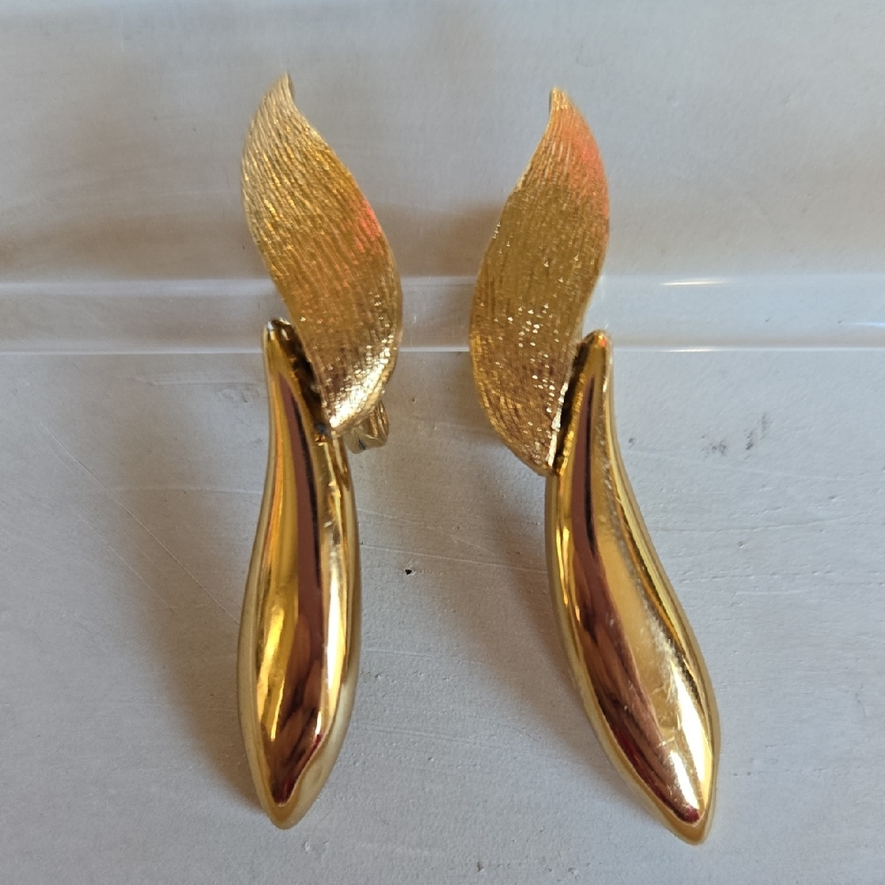 E-005-Elegant Monet Gold-Tone Clip Earrings